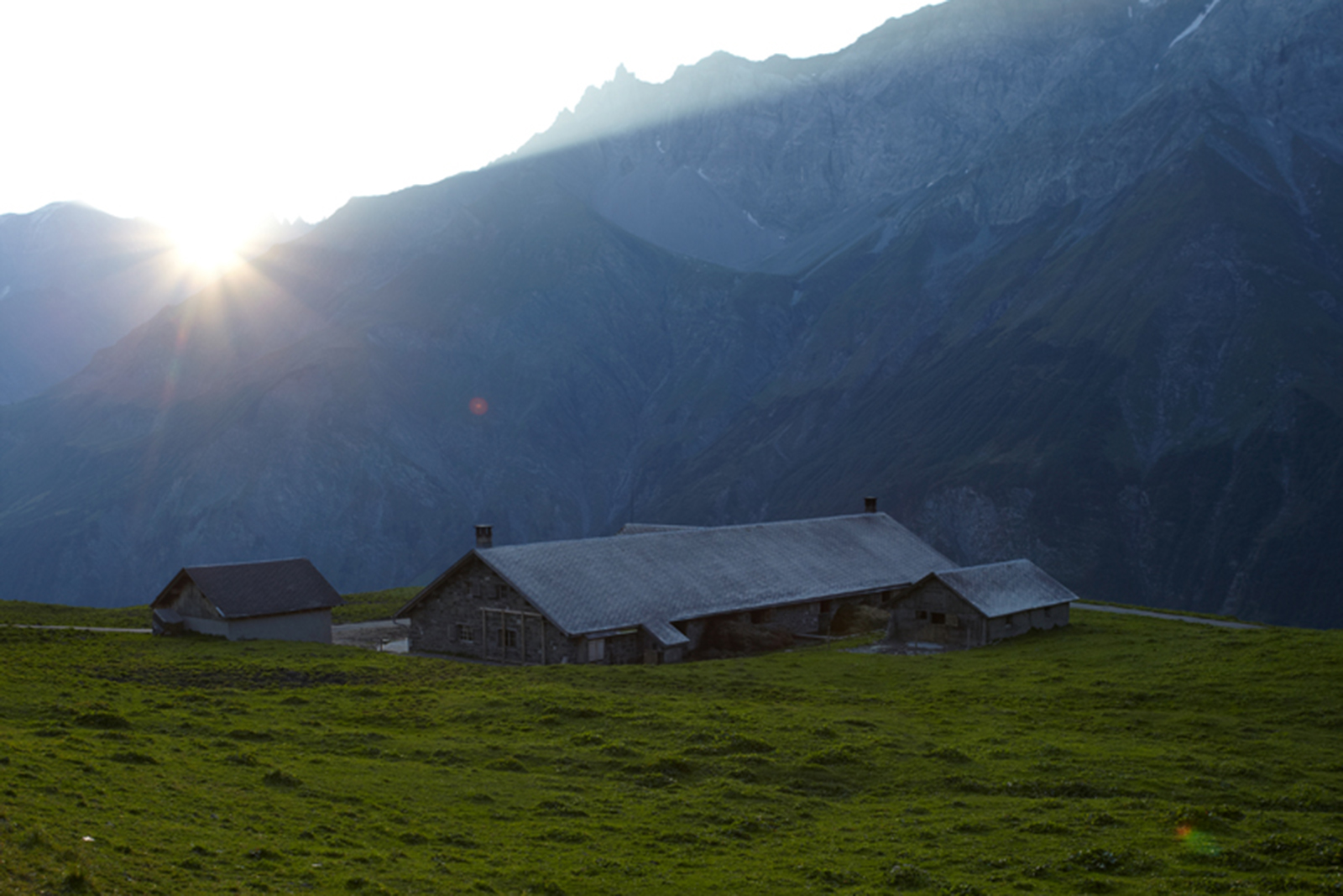 Die Sonne geht auf über den Bergen auf der Alp Obererbs im Glarnerland